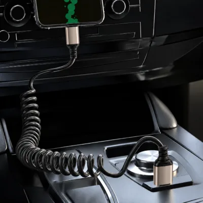 Kabel spiralny podłączony do ładowarki samochodowej USB-A