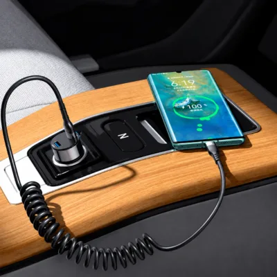 Ładowanie telefonu w samochodzie kablem spiralnym USB-C
