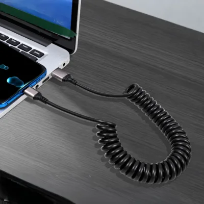 Kabel spiralny USB-A – USB-C podłączony do laptopa